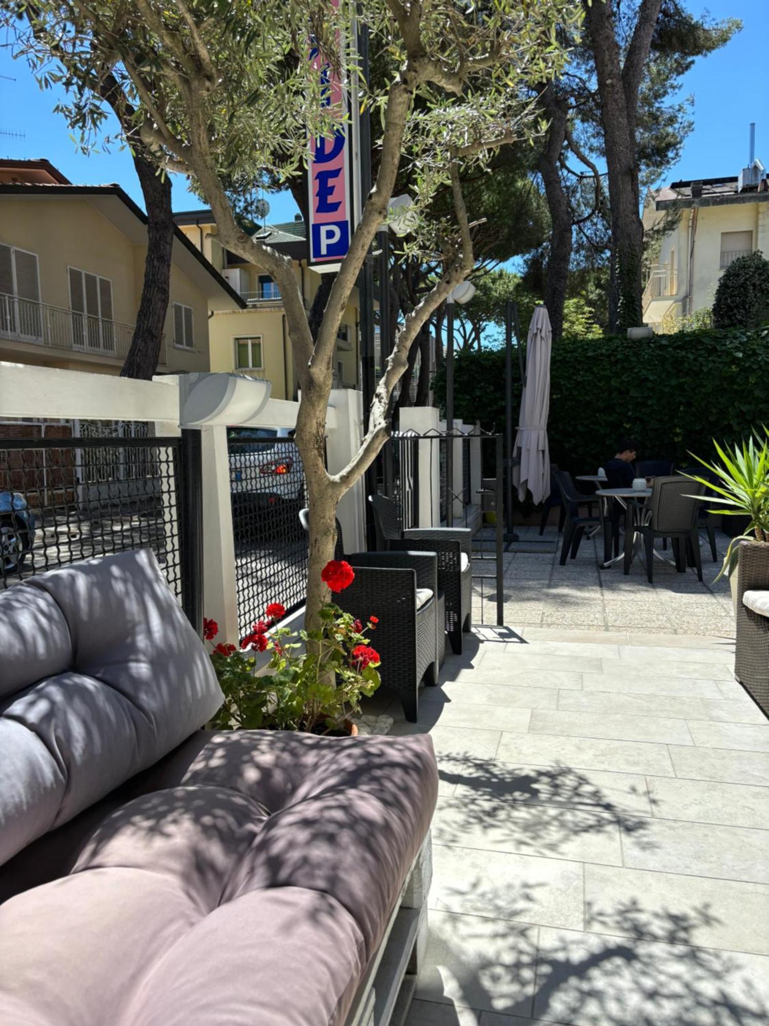 Hotel Iride Suite & Breakfast- Ideale Per Famiglie E Coppie 里乔内 外观 照片
